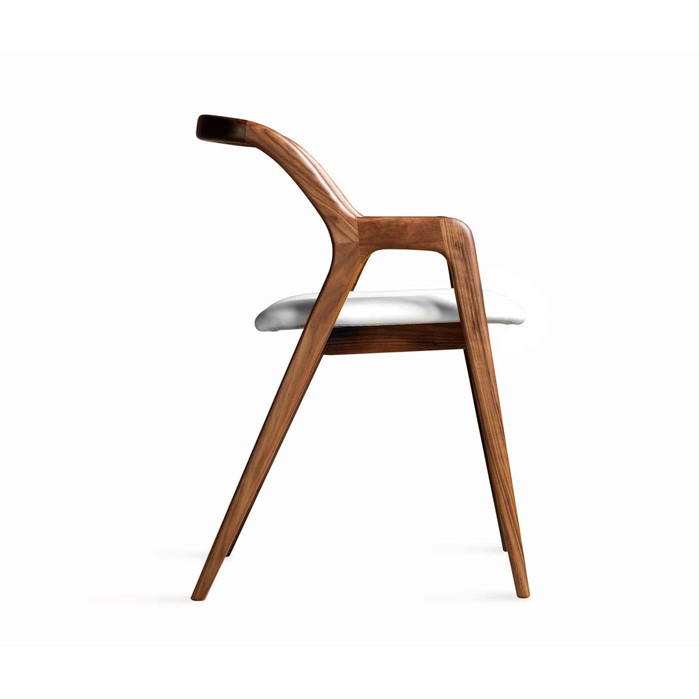 Chaise In Breve en noyer massif naturel | Revêtement: Leather PANDORA 602