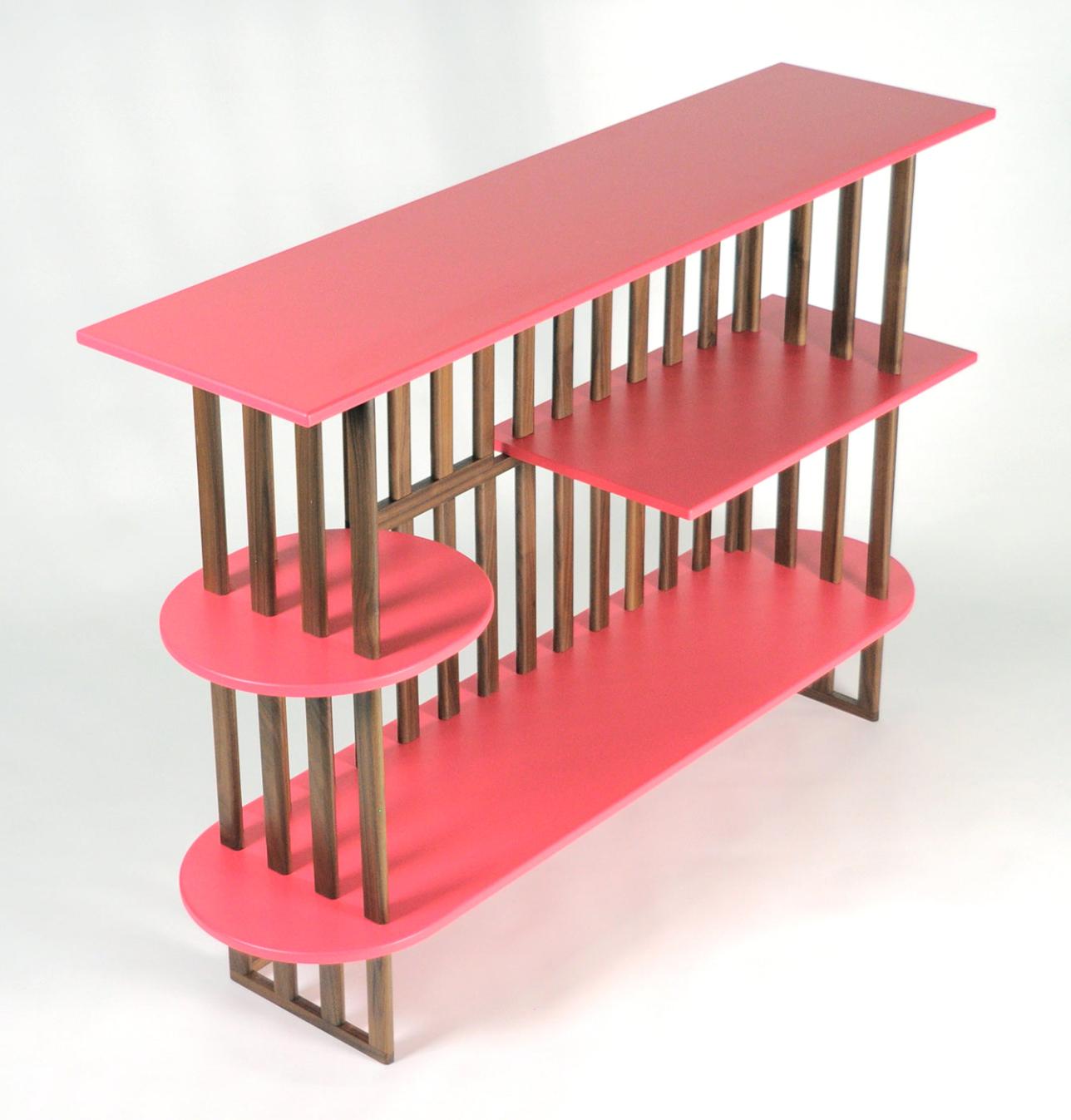Roze drielaagsе boekenkast