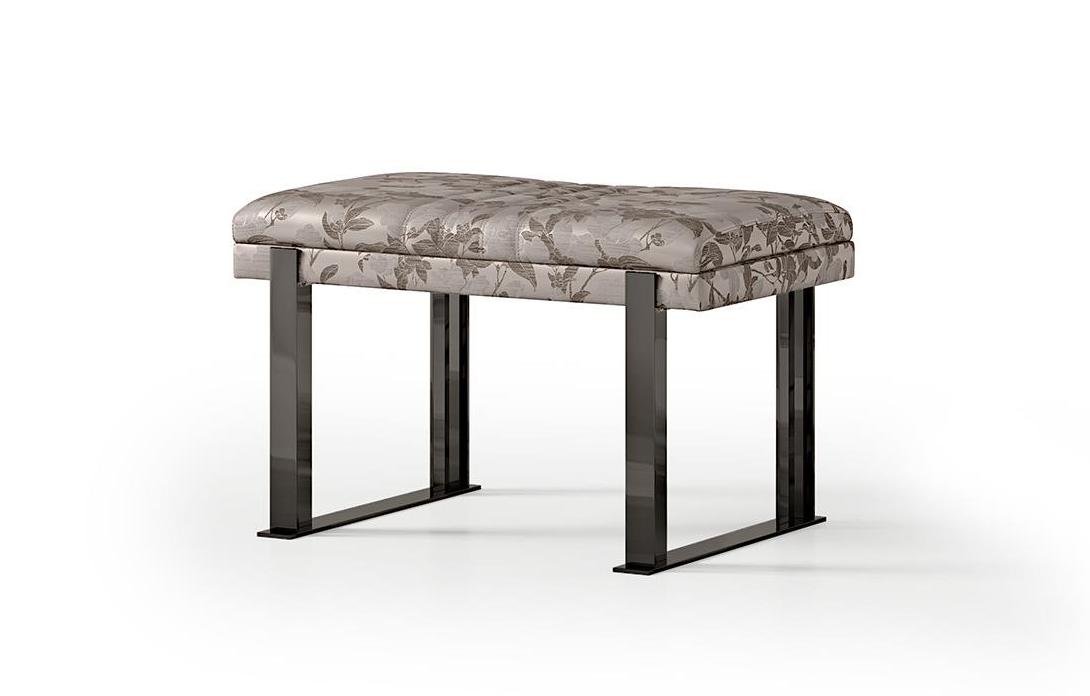 Pouf à deux pieds métalliques