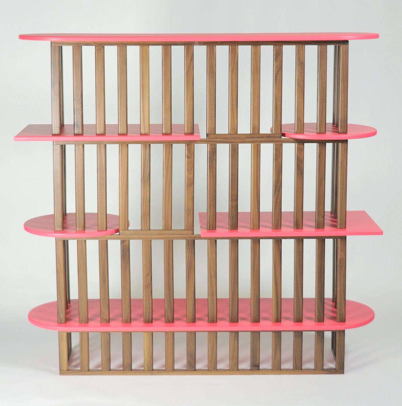 Roze vierlaagsе boekenkast