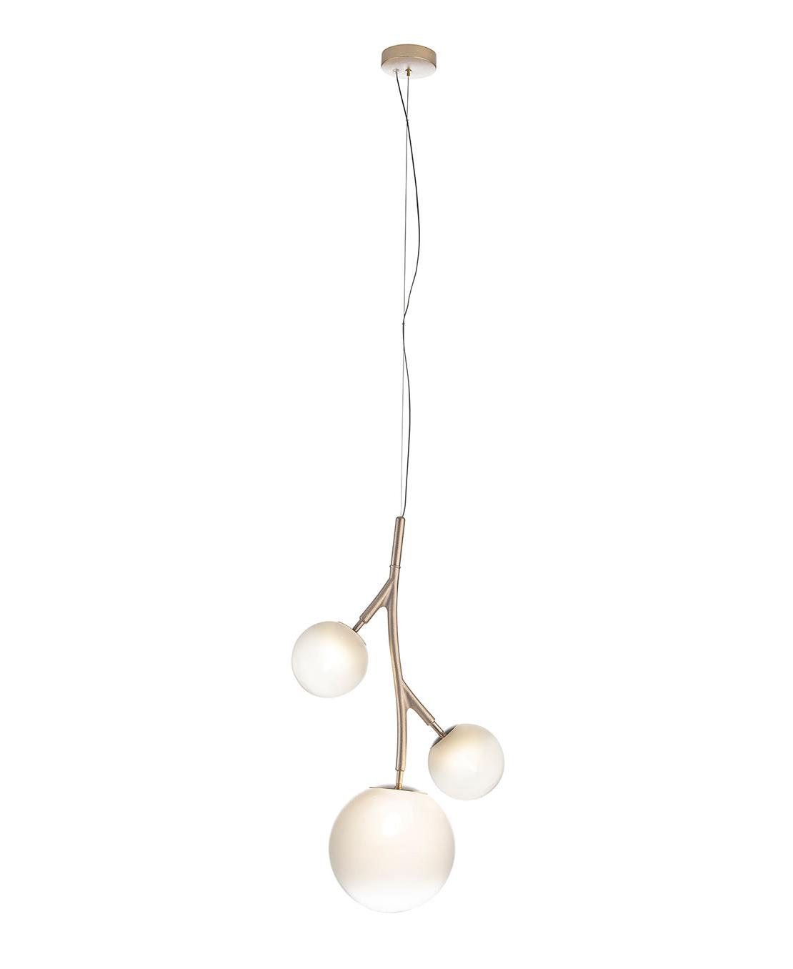 Messing kroonluchter met witte glazen bollen