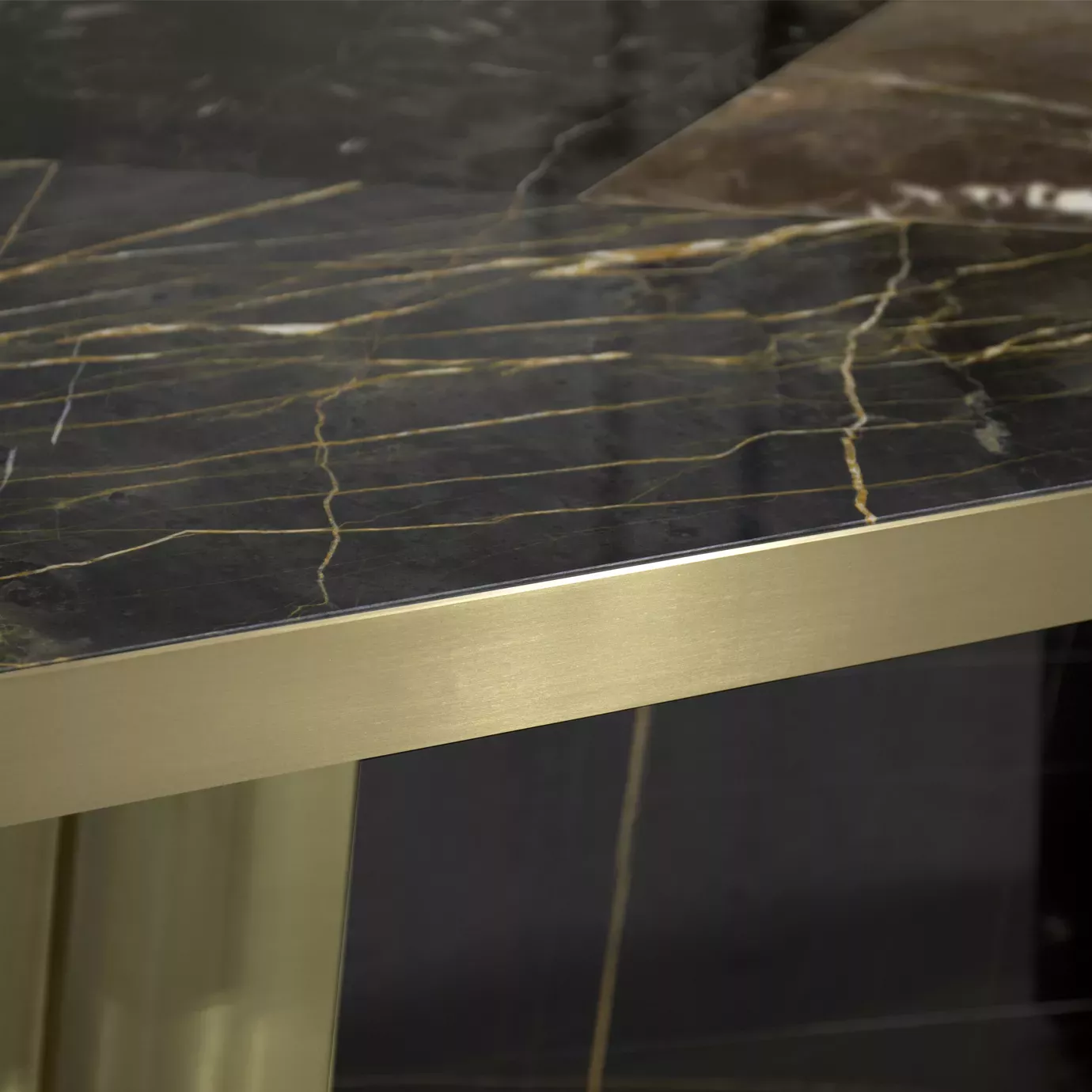 Table à manger en granit noir et or Decovita