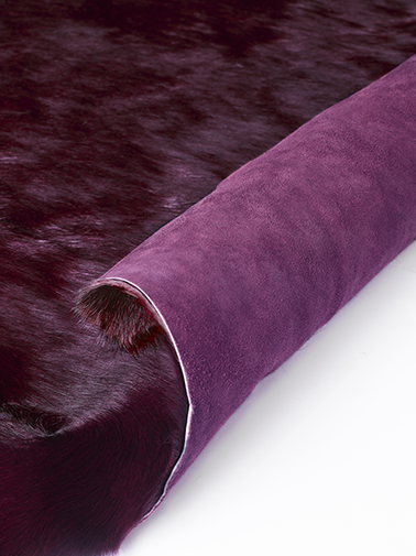 Peau de vache naturelle violet foncé