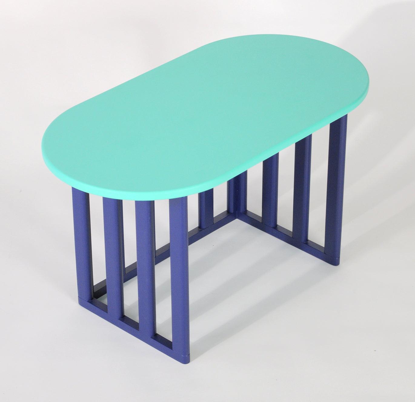Blauwe ovale houten bijzettafel