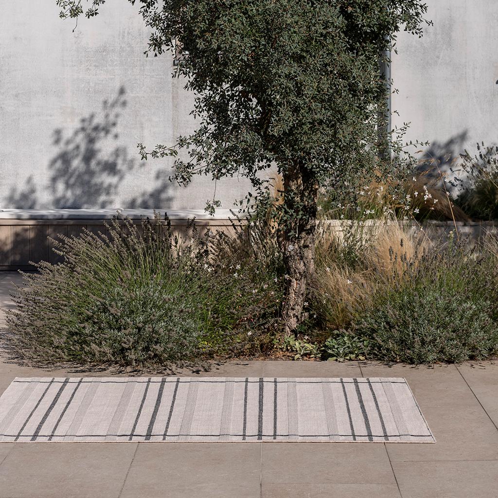 Zona houtskool lijn outdoor vloerkleed | Maat: 140 × 200 cm
