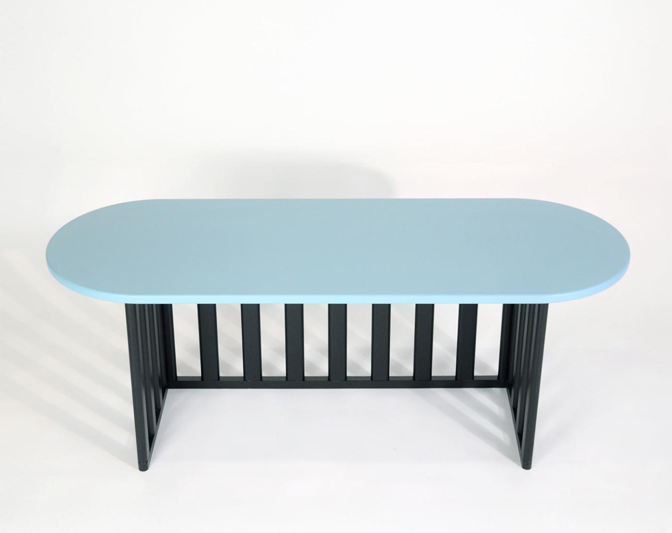 Lichtblauwe ovale houten bijzettafel