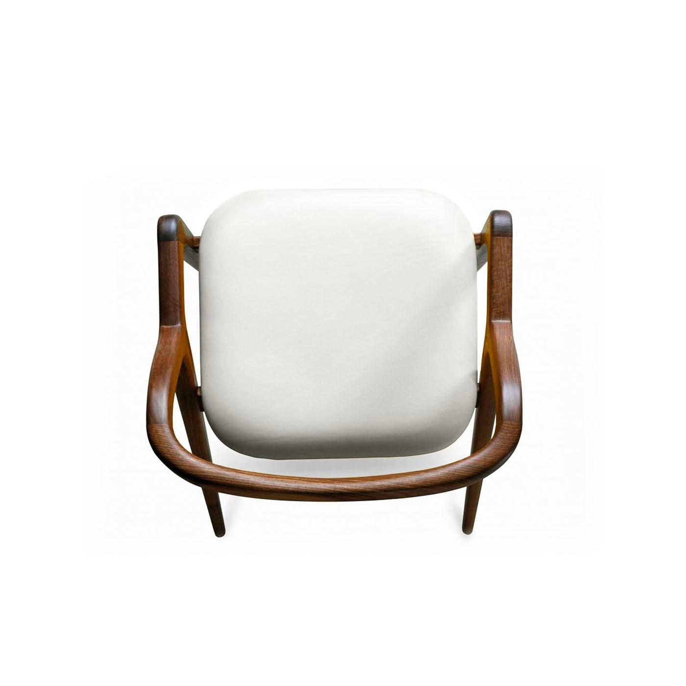 Chaise In Breve en noyer massif naturel | Revêtement: Leather PANDORA 602