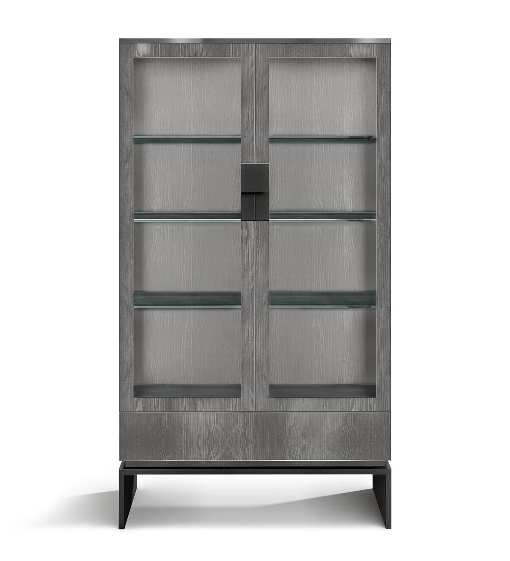 Ceder fineer vitrine met lade en metalen voetaccenten