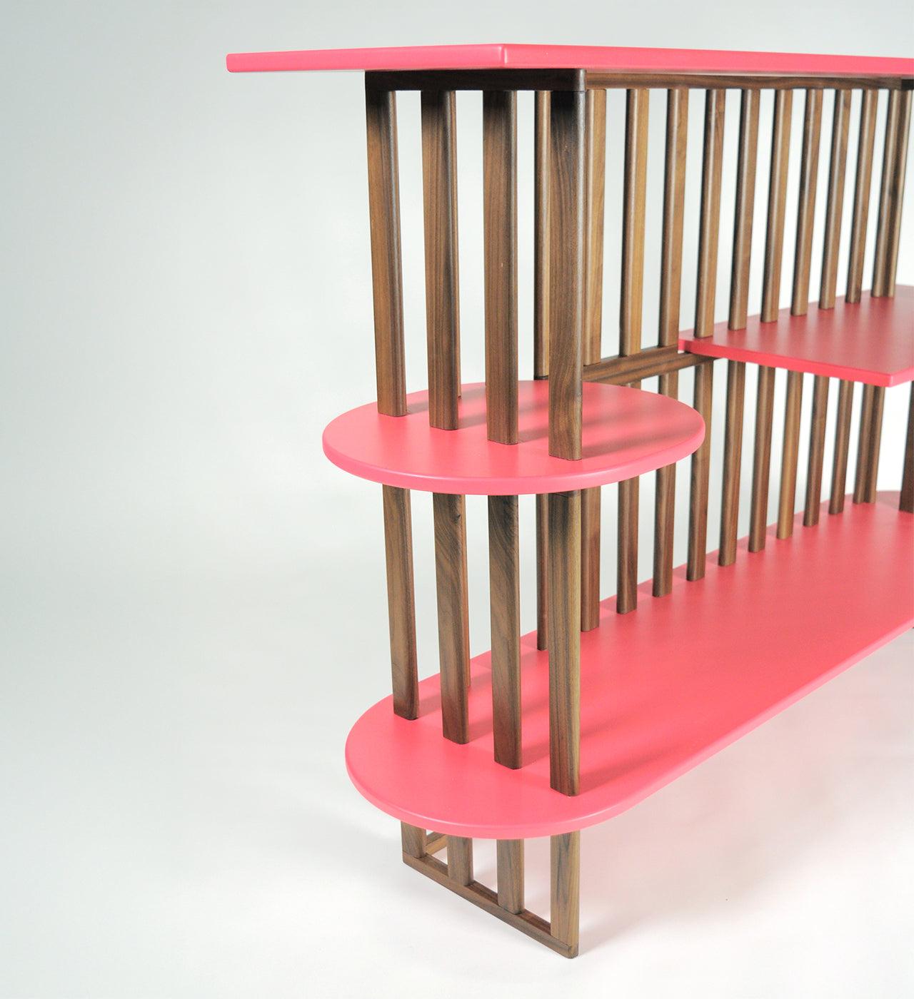 Roze drielaagsе boekenkast