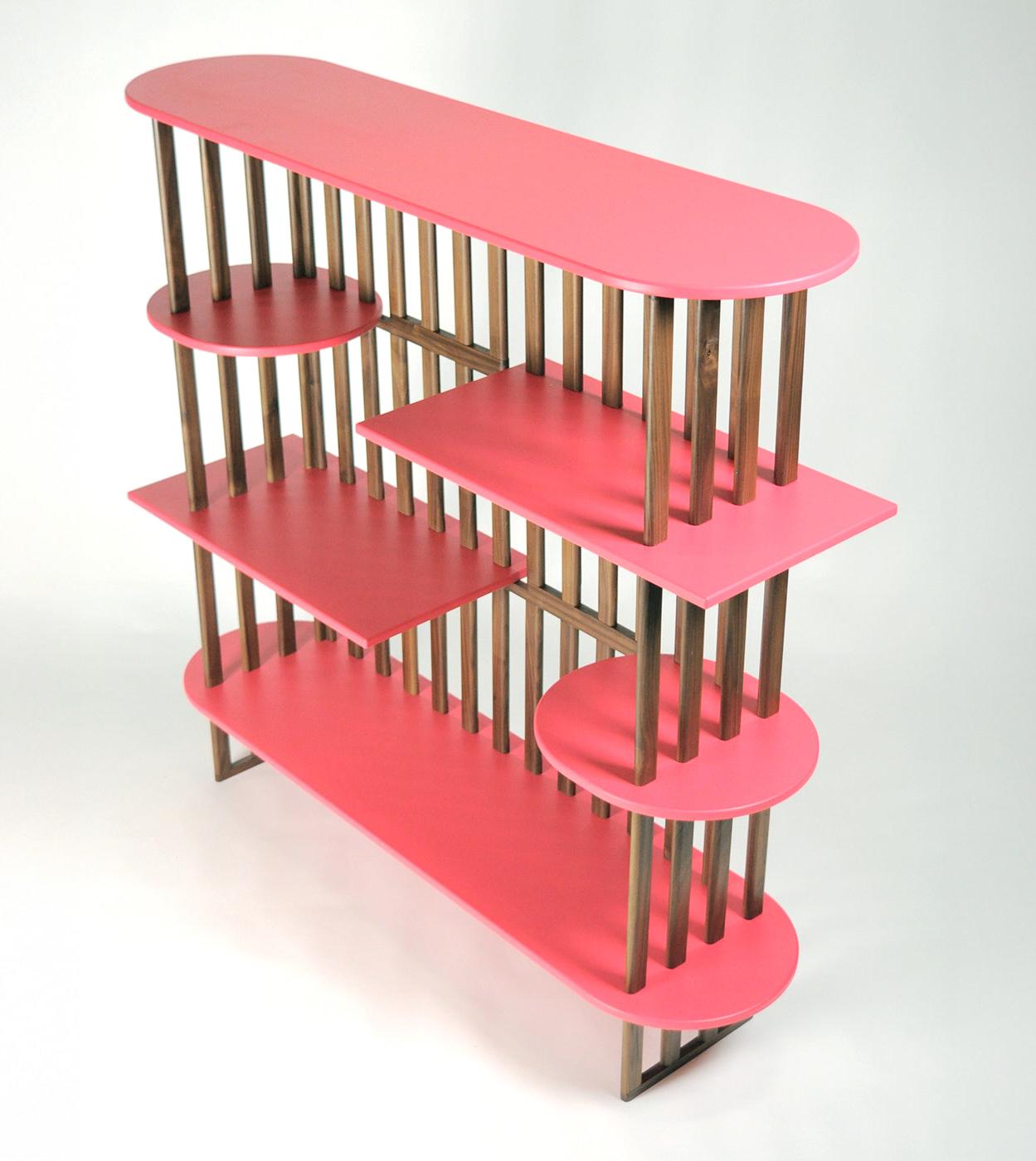Roze vierlaagsе boekenkast