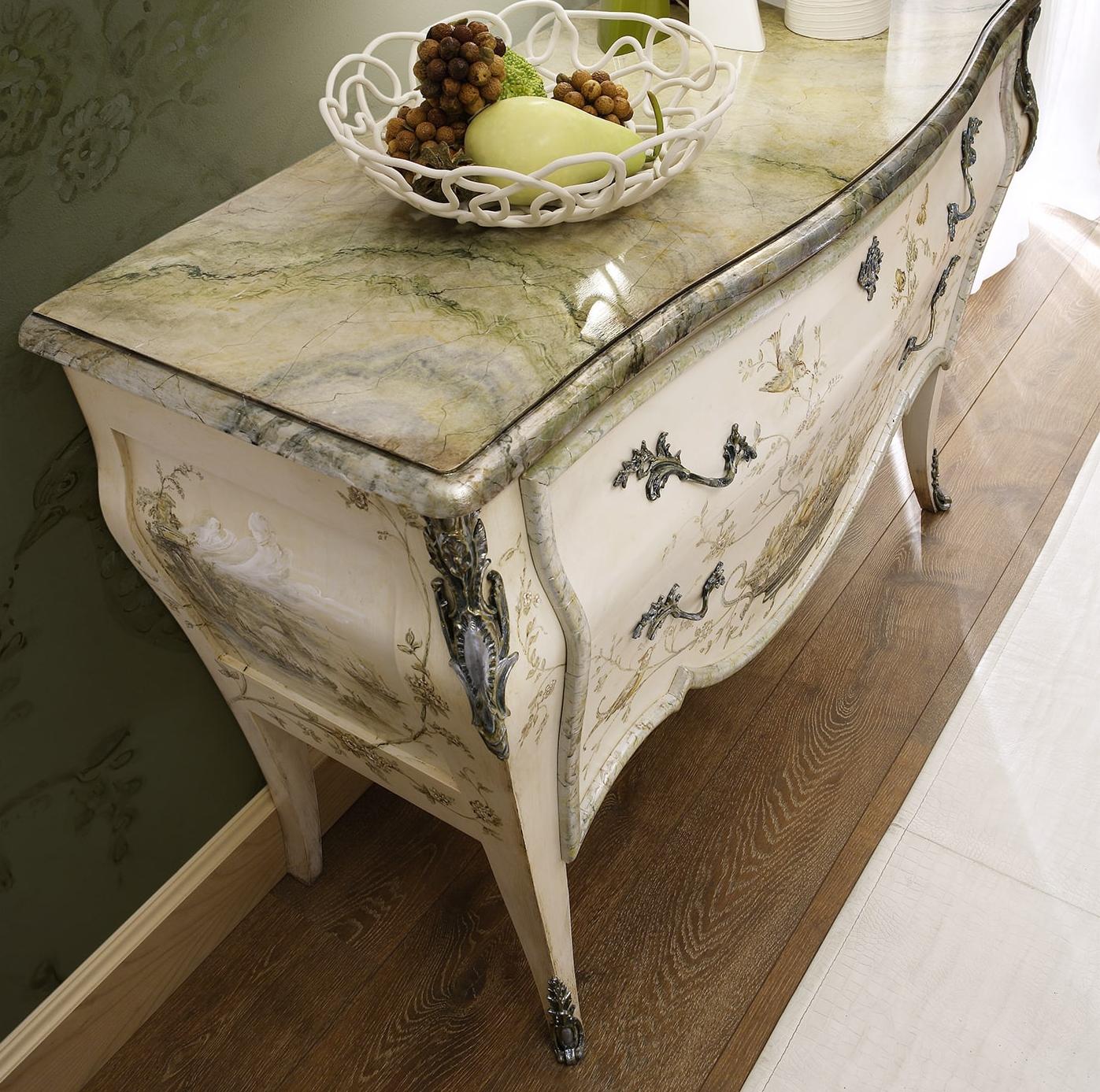 Commode style baroque avec finition en bois peint