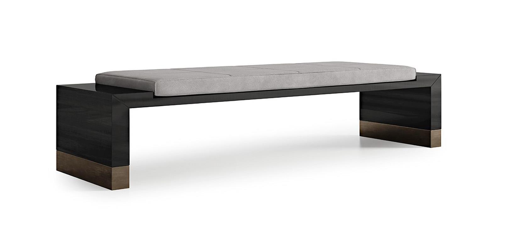 Bankje met houten onderstel en bronzen accenten