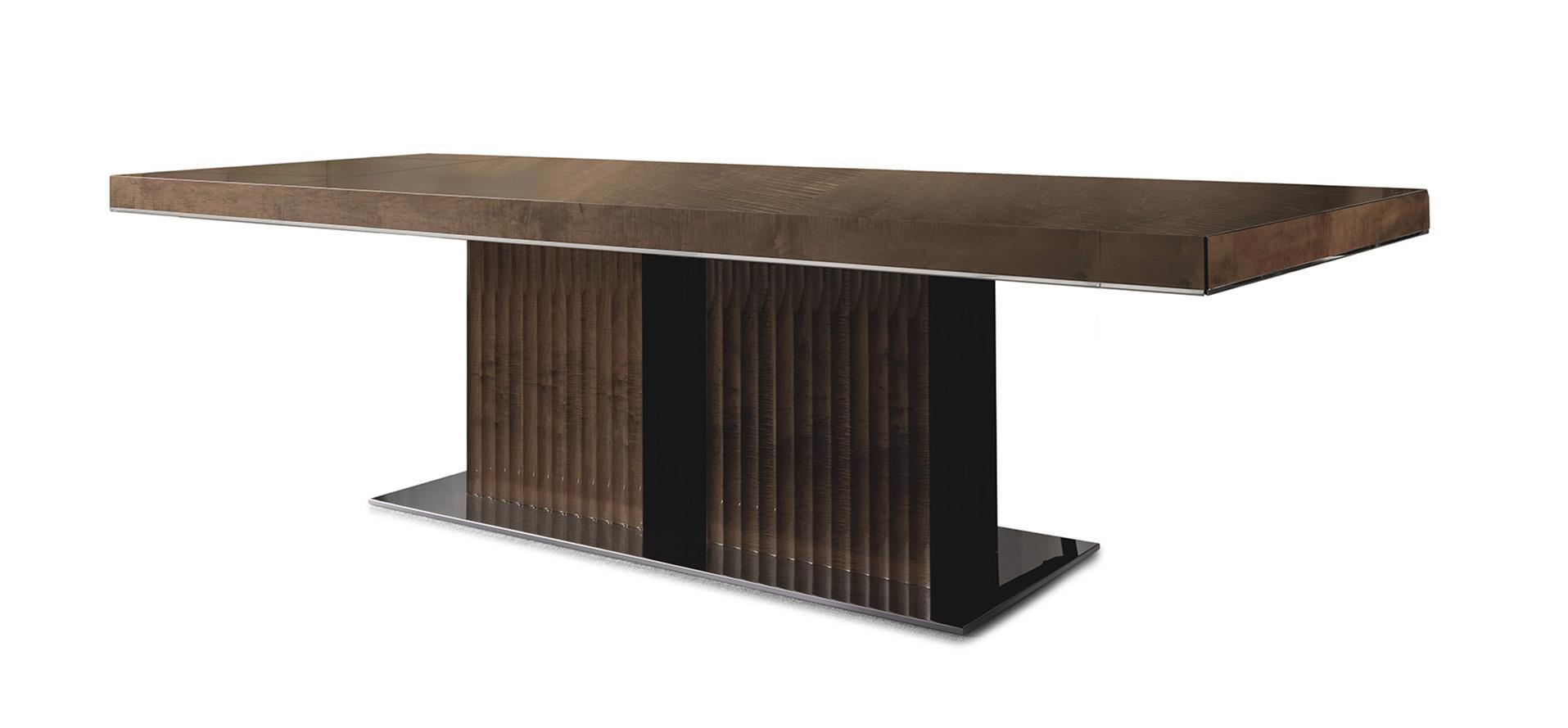 Table extensible avec accents de bois noble et de métal