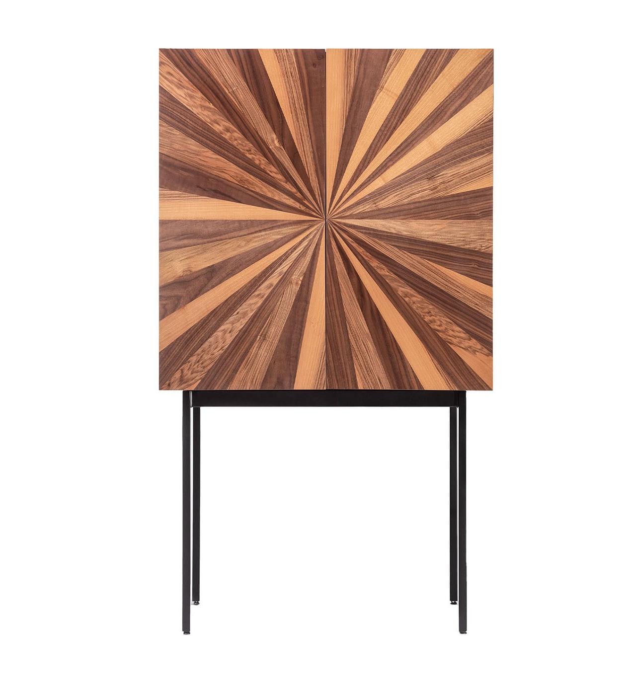 Armoire en bois plaqué