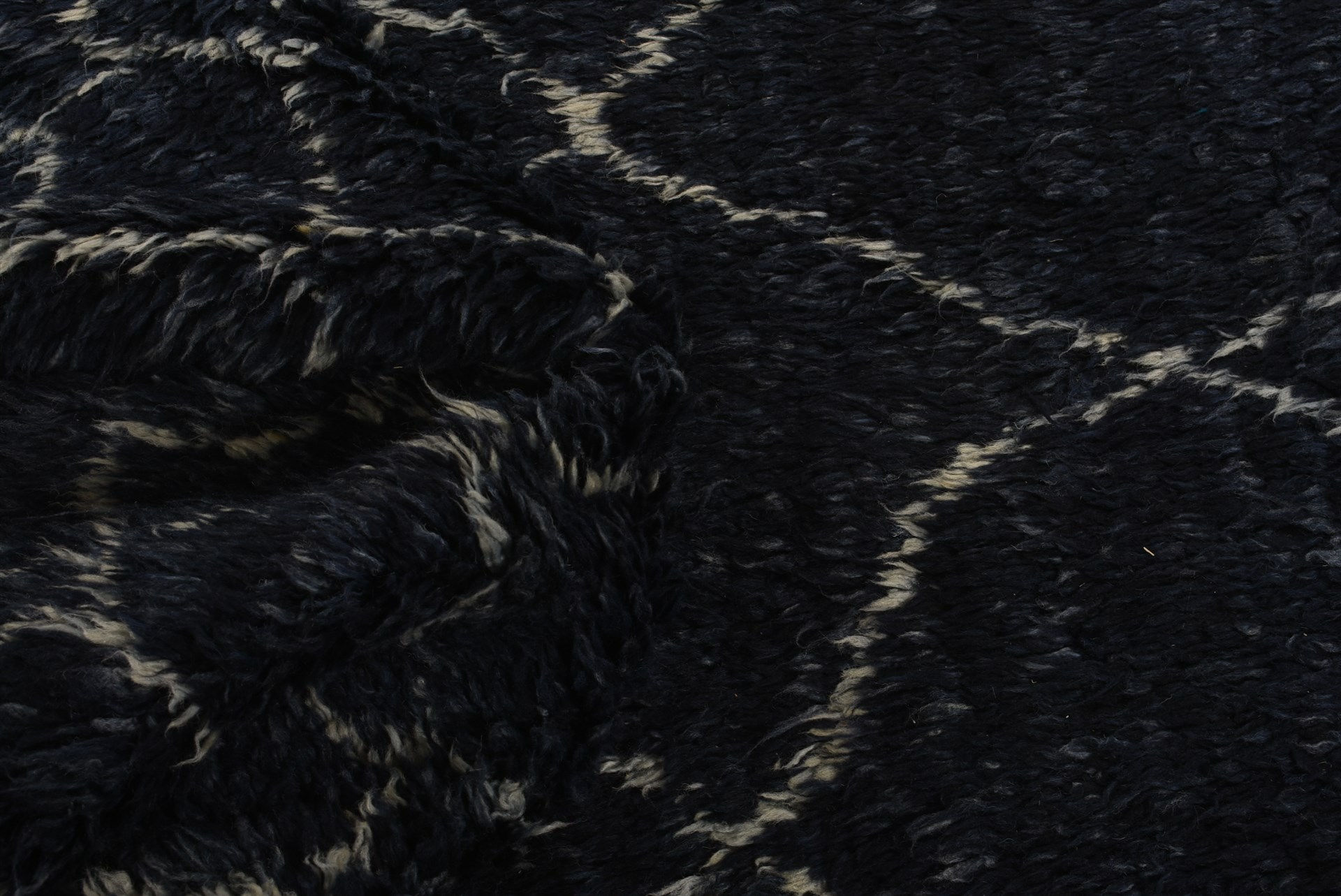 Tapis berbère noir et blanc à poils longs