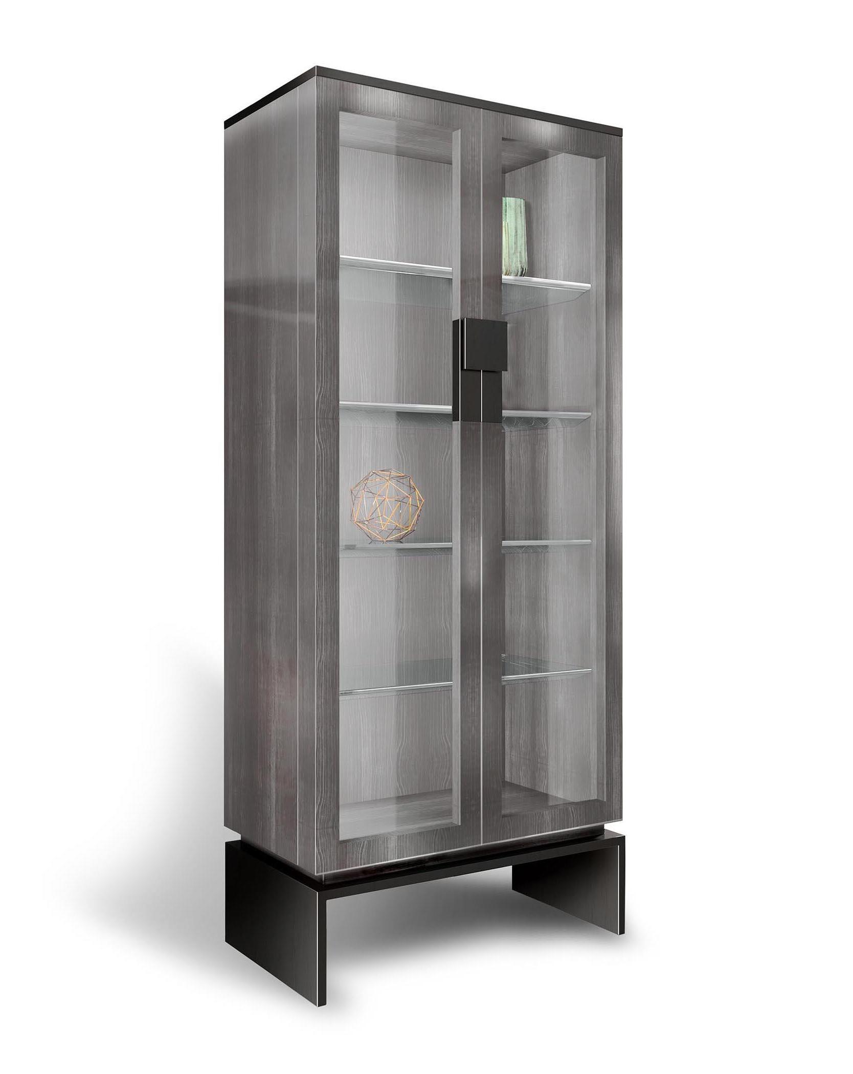 Vitrine en cèdre et verre avec accents métalliques