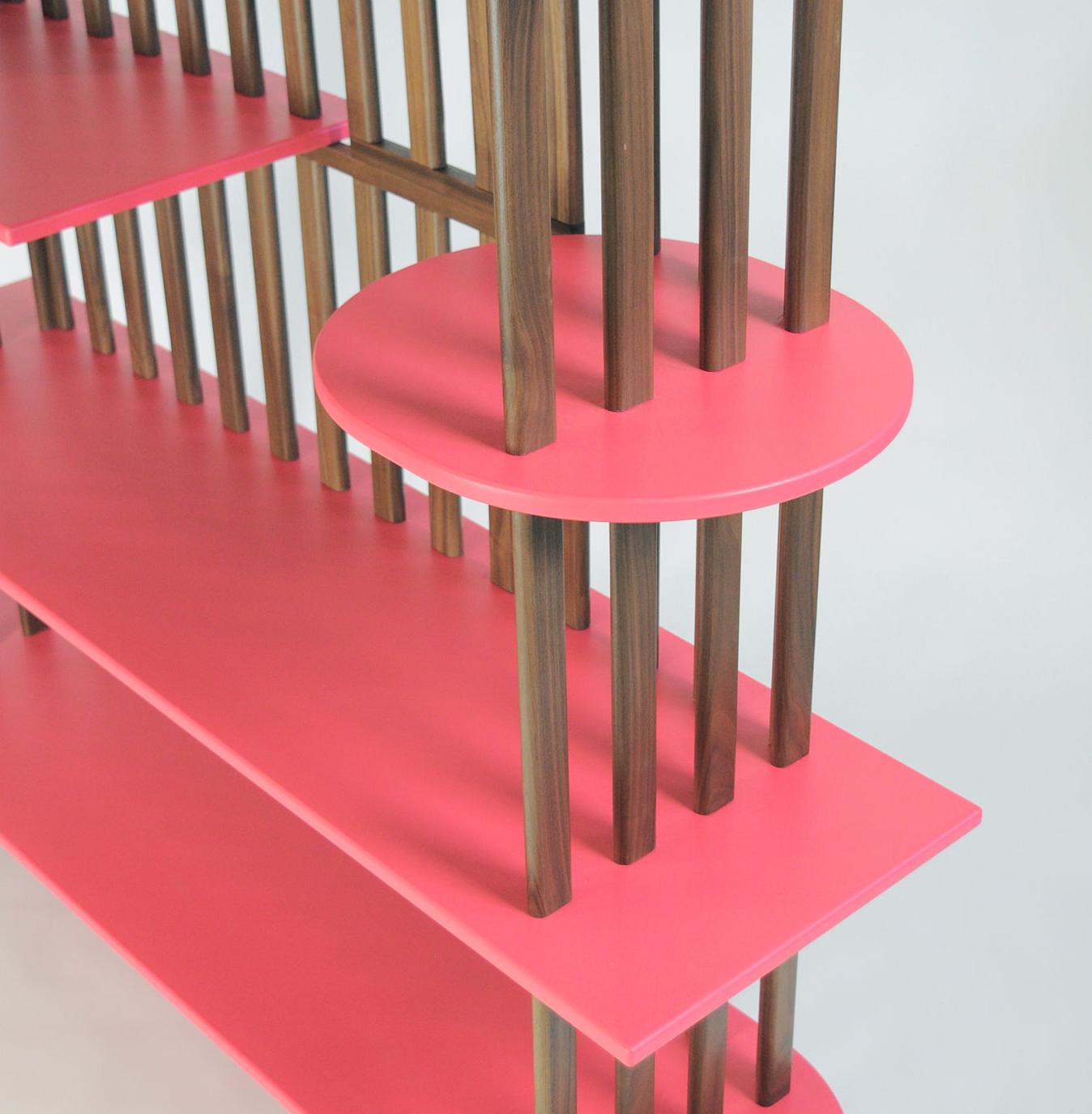 Roze vierlaagsе boekenkast