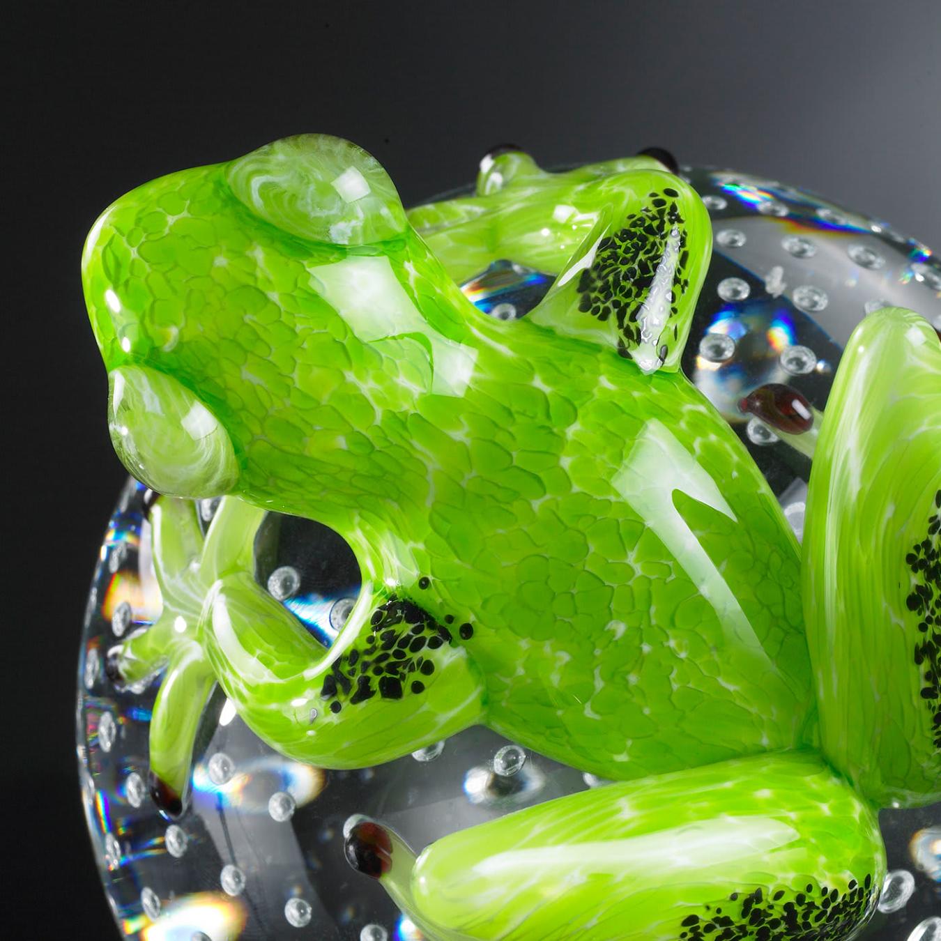 Figurine grenouille verte sur sphère