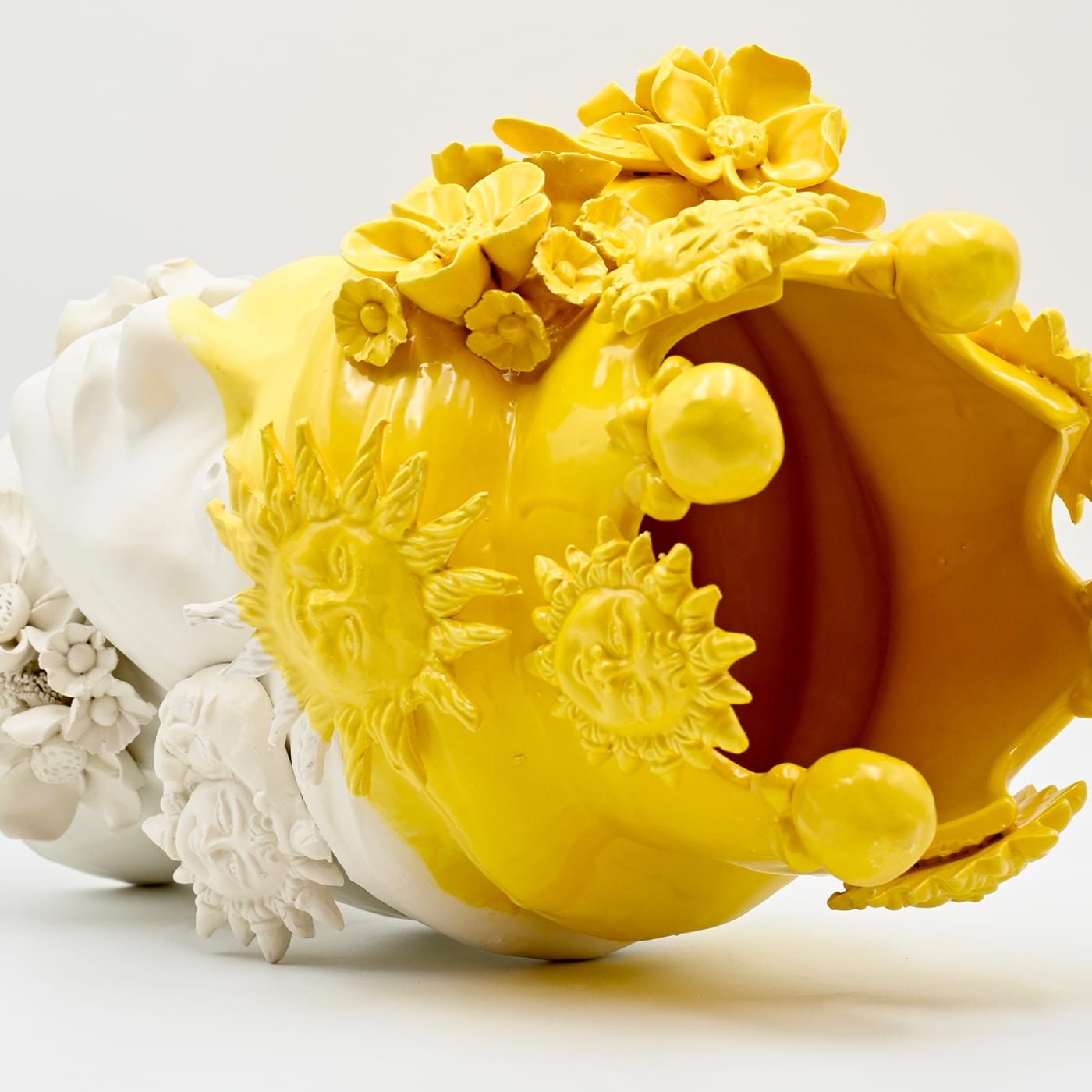 Moorkop goud & witte handgemaakte sculptuur