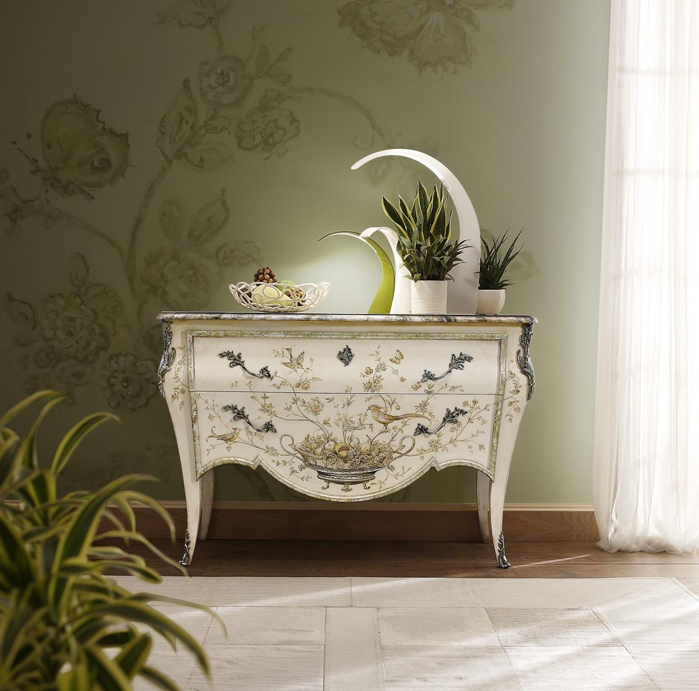 Commode style baroque avec finition en bois peint