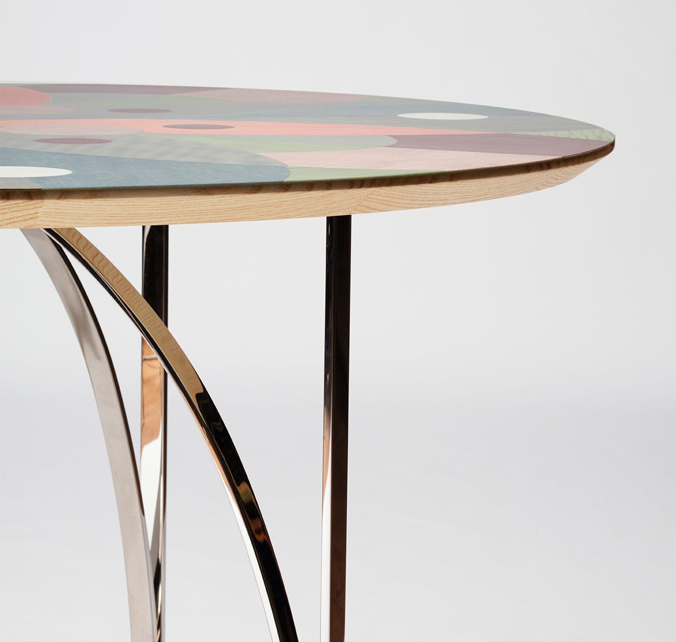 Meerkleurige gefineerde eettafel