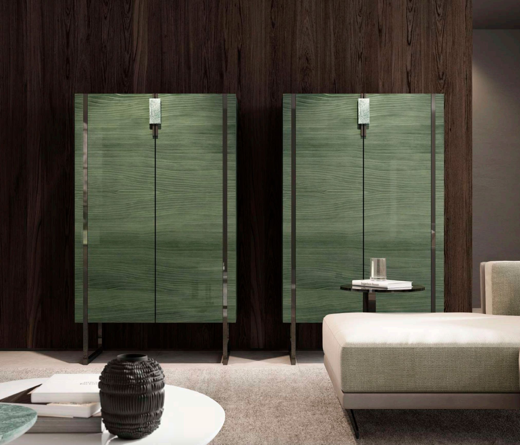 Armoire italienne en bois avec éclairage