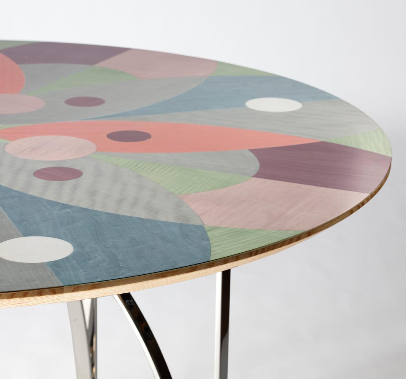 Meerkleurige gefineerde eettafel
