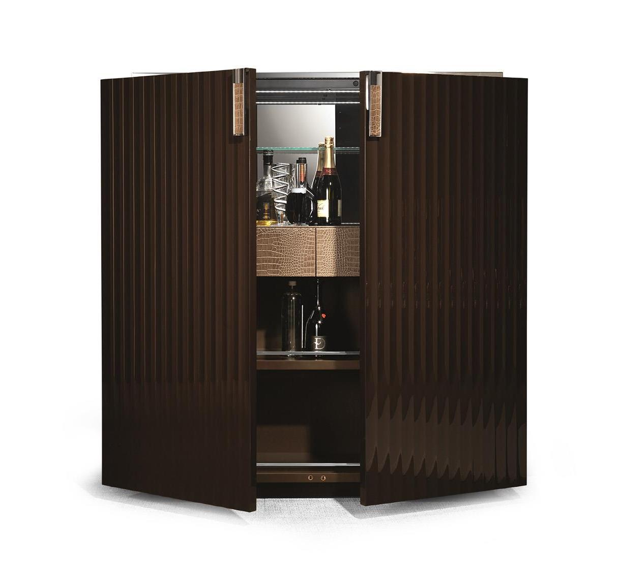 Meuble bar deux portes en cuir avec détails chromés
