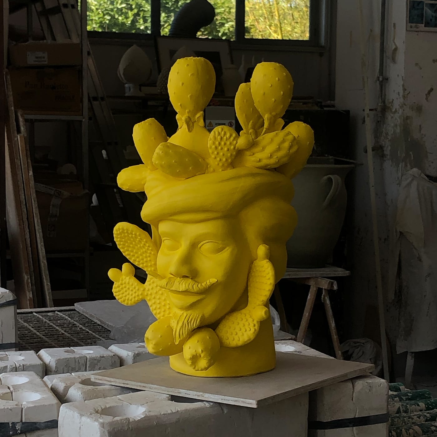 Moorkop gele unieke sculptuur