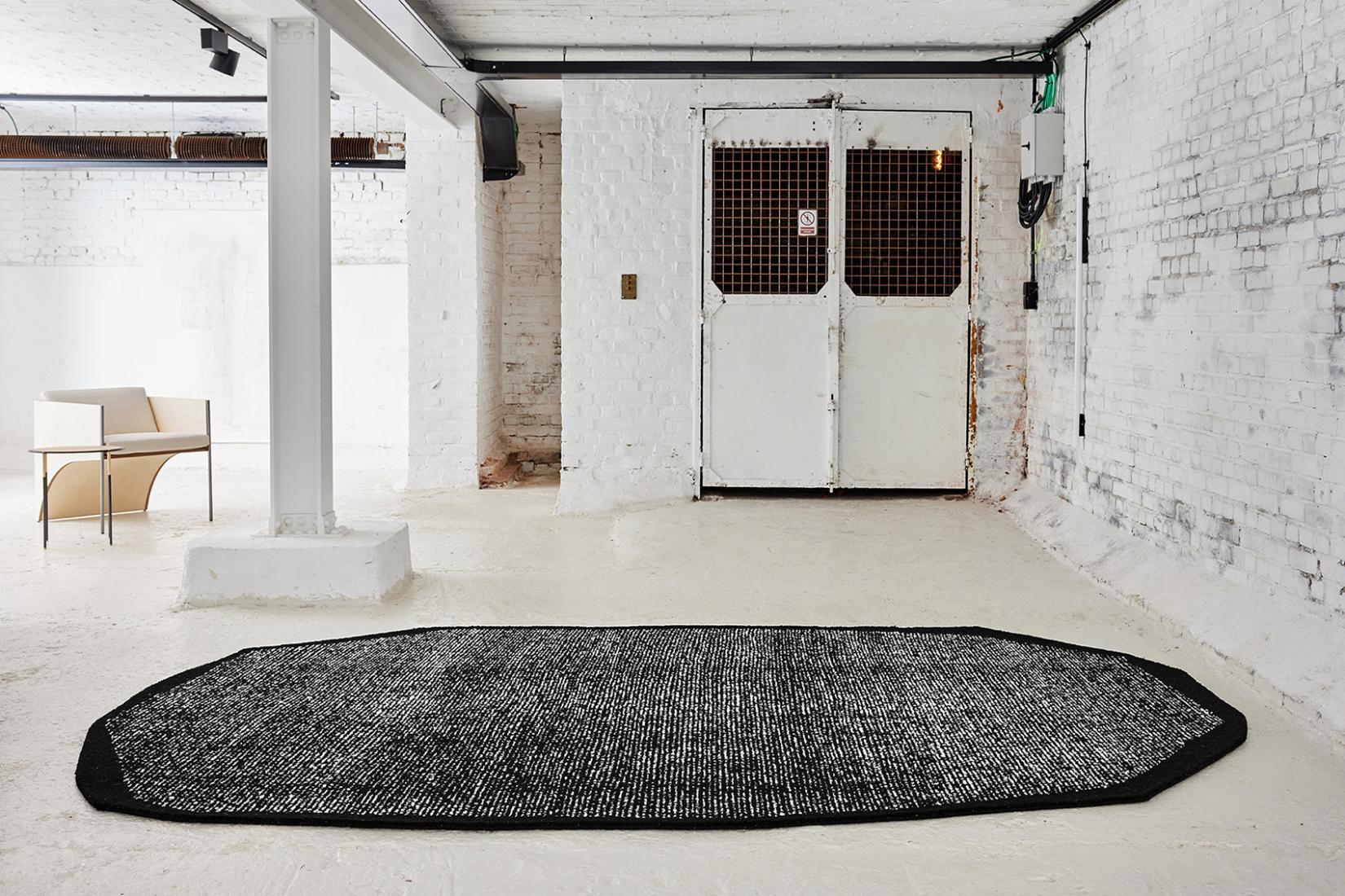 Cocoon 2 zwart wit tapijt | Maat: 250 × 350 cm
