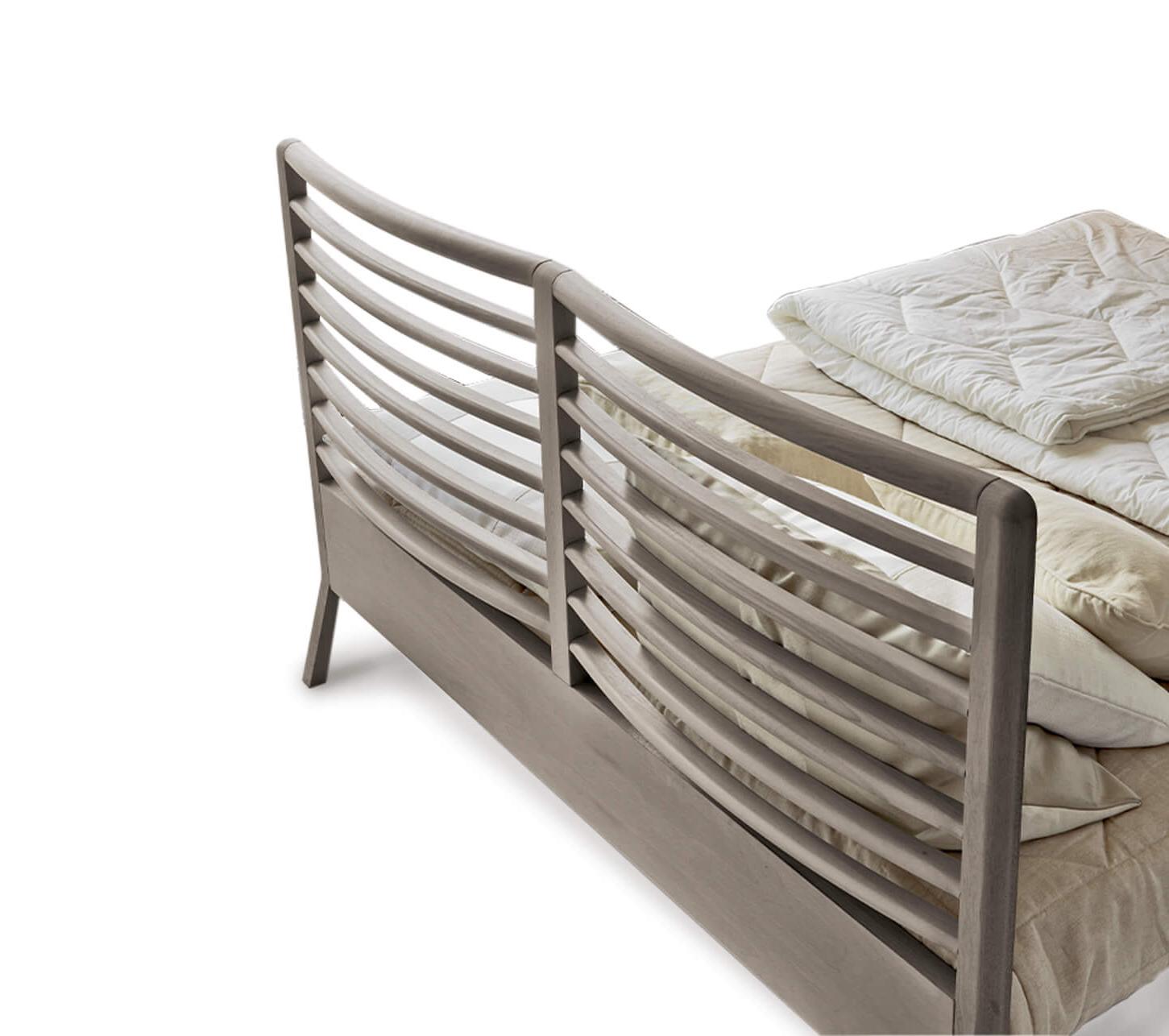 Essentia Italiaans bed | Afwerking: Grey solid walnut