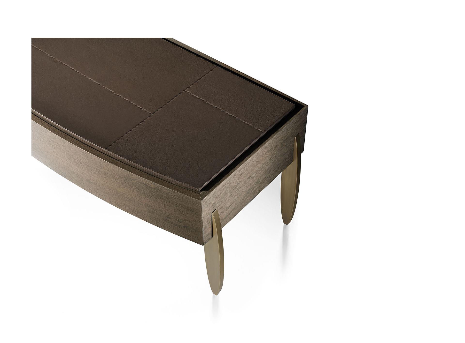 Bureau avec plateau en cuir et pieds métalliques en bronze
