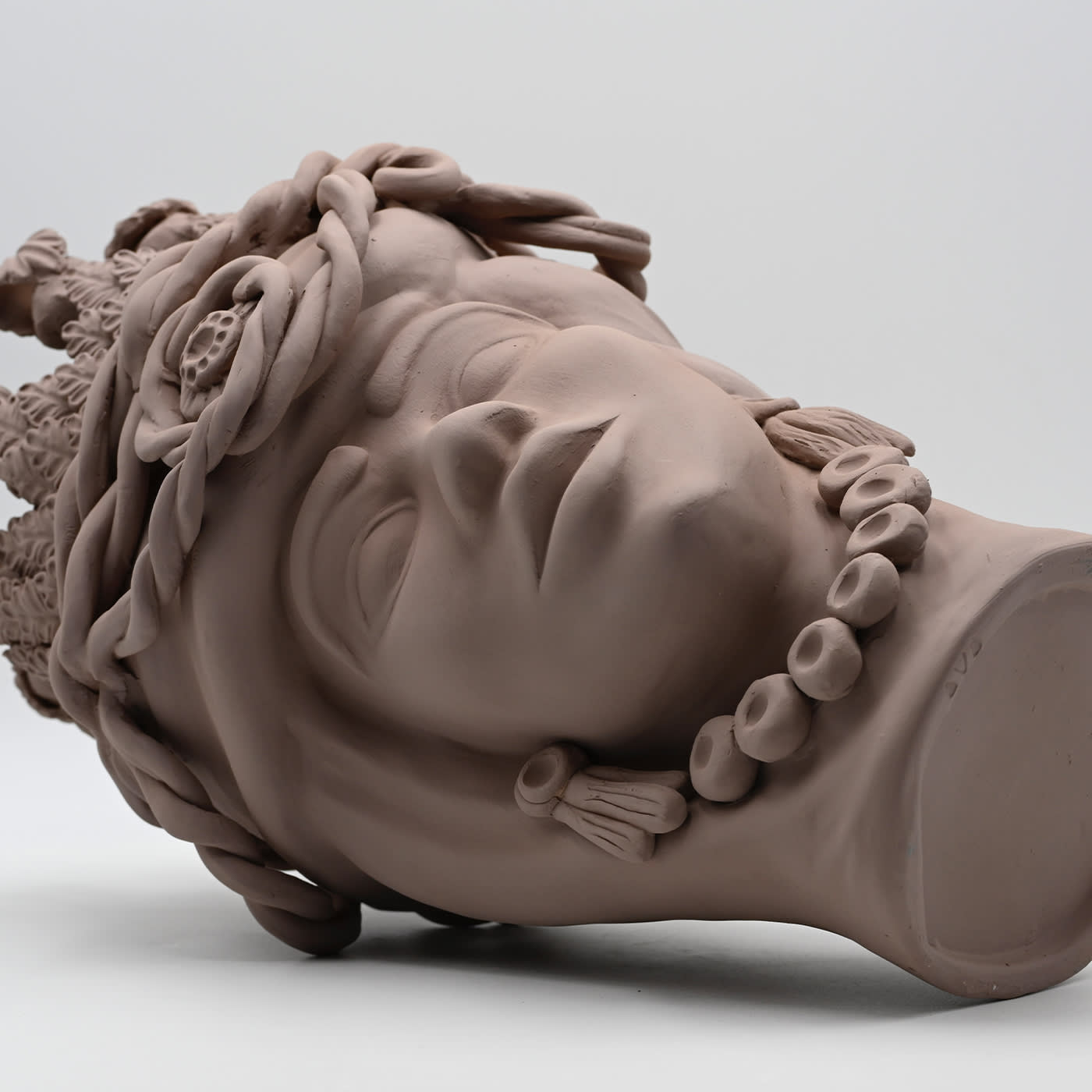 Moorkop zandkleurige sculptuur
