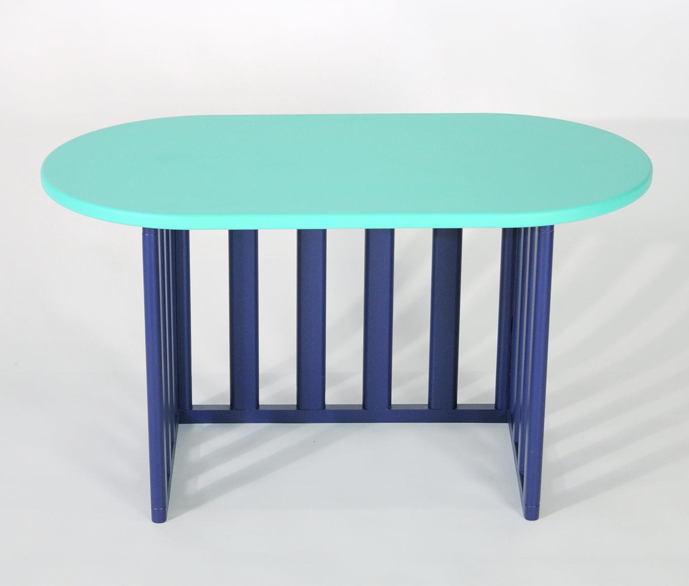 Blauwe ovale houten bijzettafel