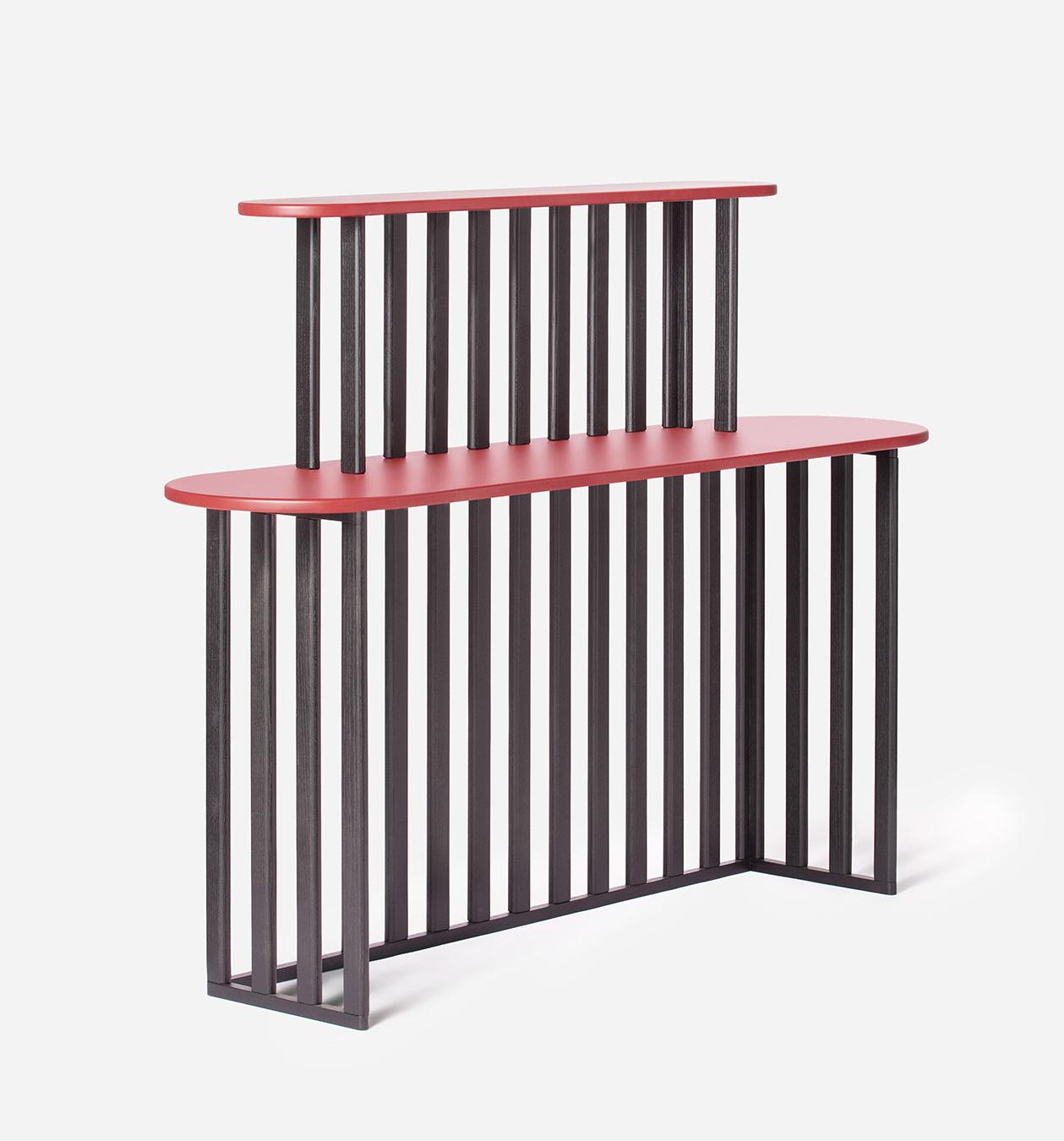Zwart en rode tweelaagse console