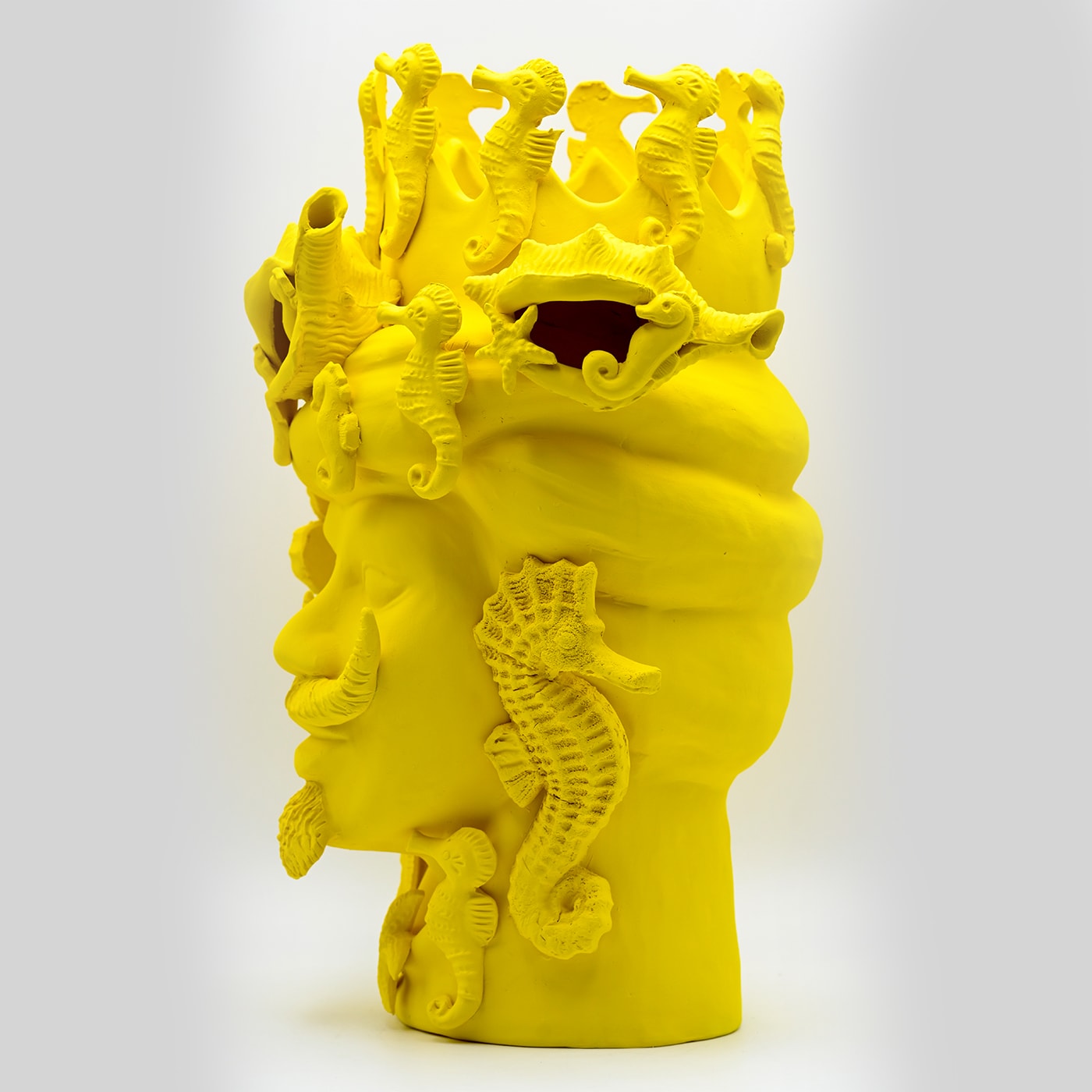 Moorkop gele sculptuur