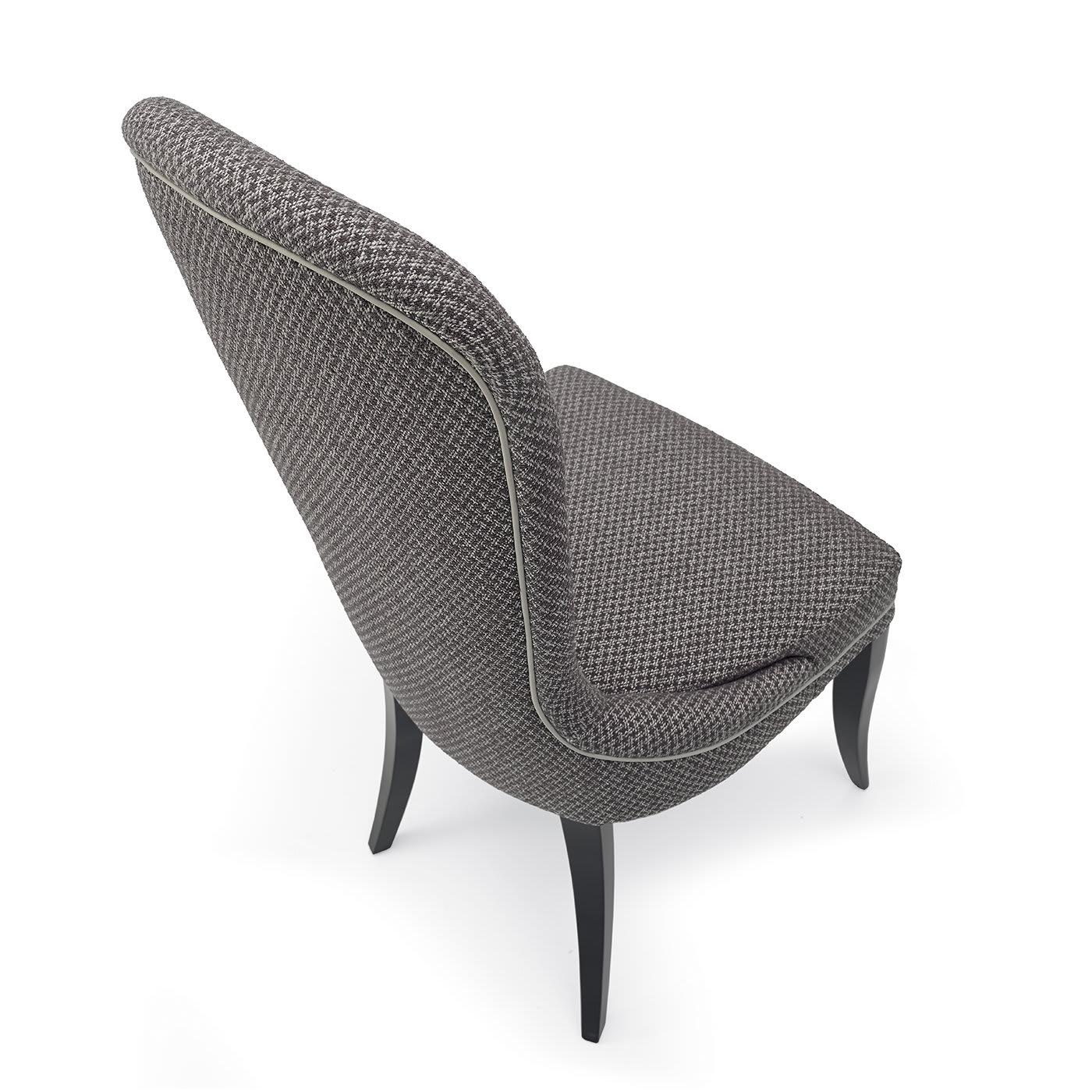 Chaise grise artisanale