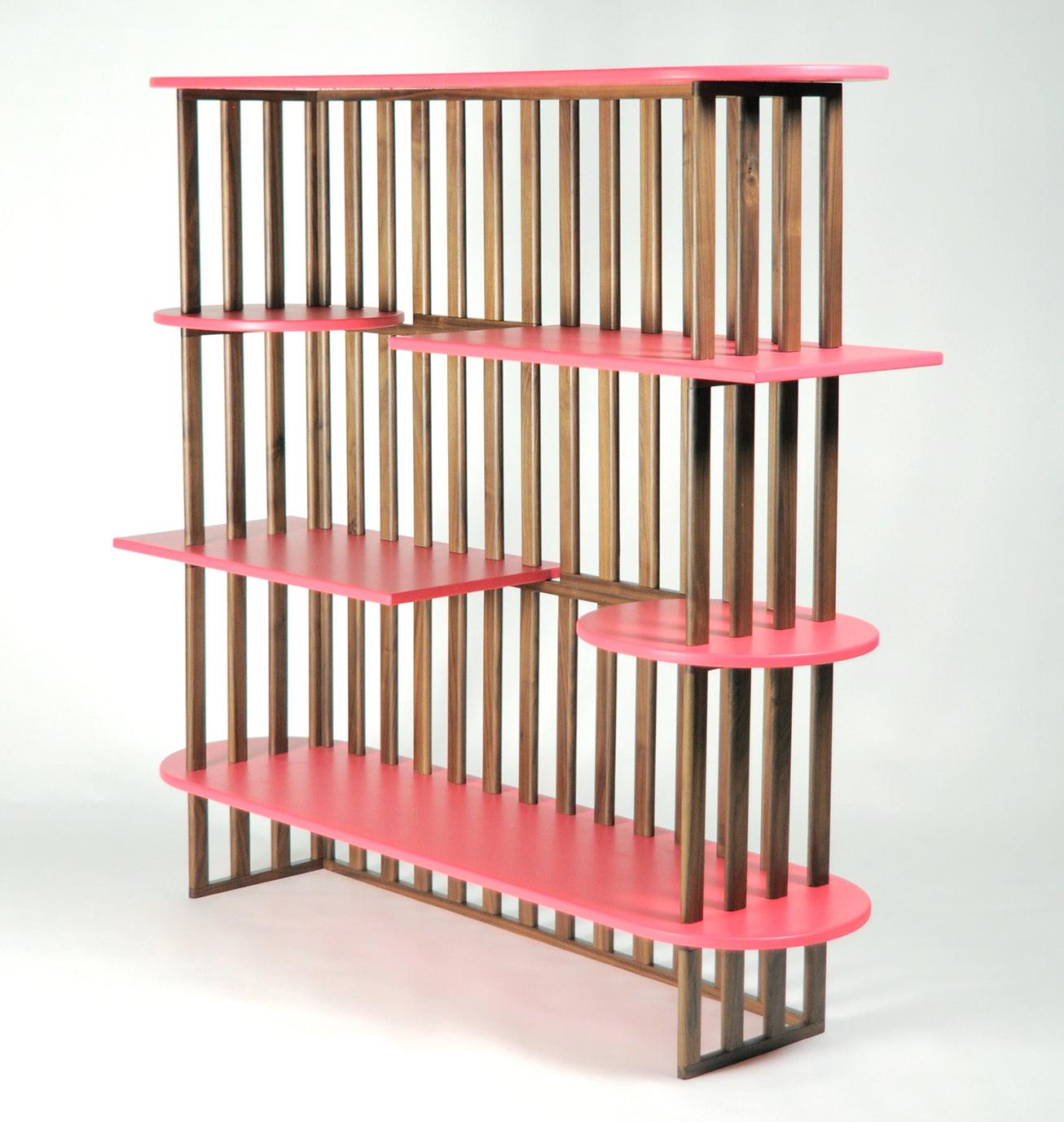 Roze vierlaagsе boekenkast