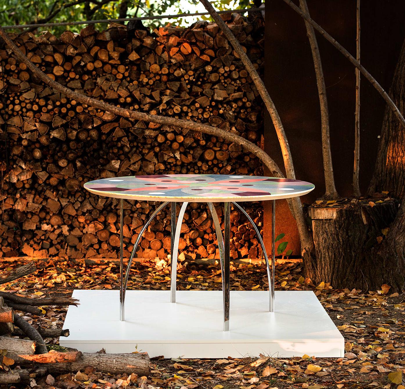 Meerkleurige gefineerde eettafel