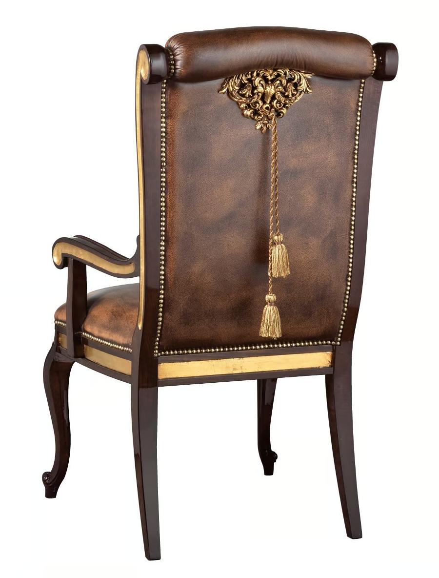 Chaise classique en cuir avec accoudoirs