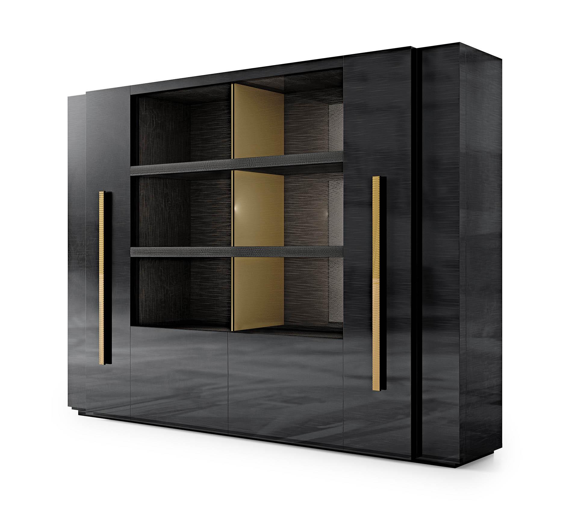 Armoire murale aux portes décorées