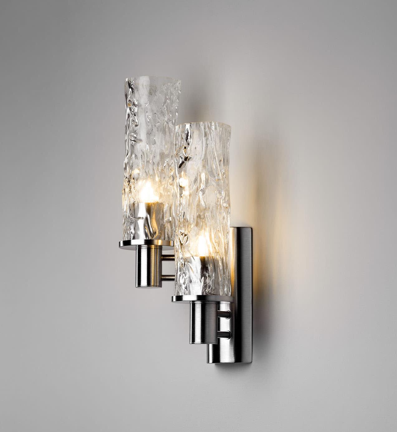 Verticale geblazen glazen wandlamp