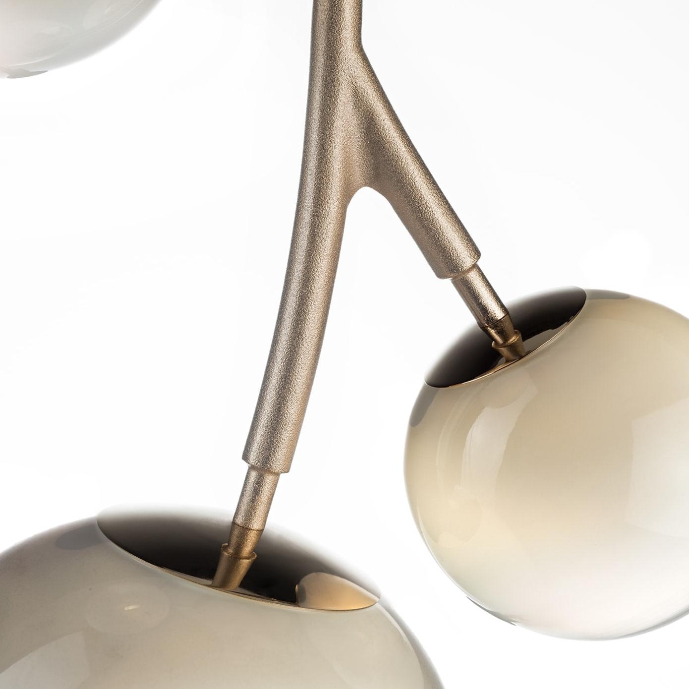 Messing kroonluchter met witte glazen bollen