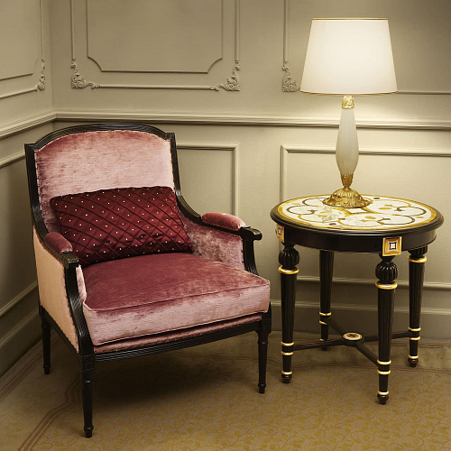 Classical fauteuil in bordeauxrood fluweel