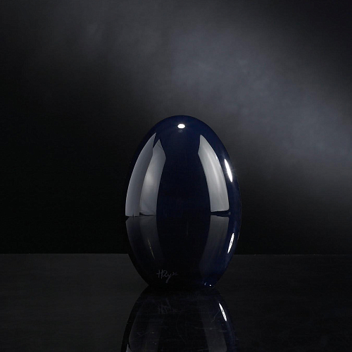 Petit œuf en verre noir
