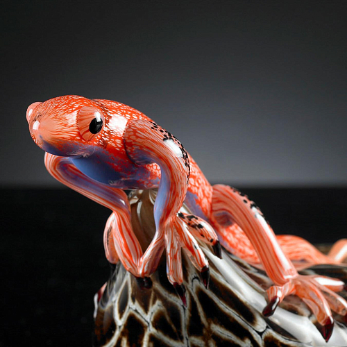 Figurine lézard sur pierre foncée