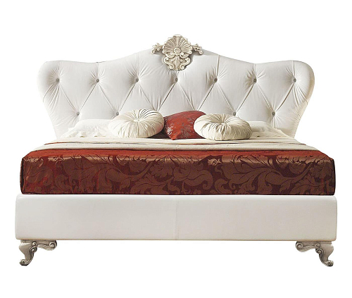 Bed met wit lederen hoofdbord