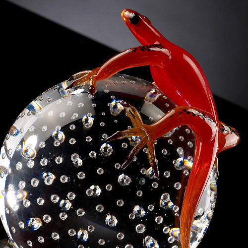 Figurine gecko sur sphère