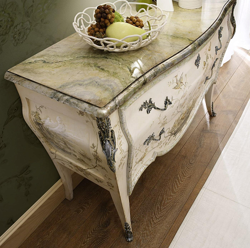 Commode style baroque avec finition en bois peint