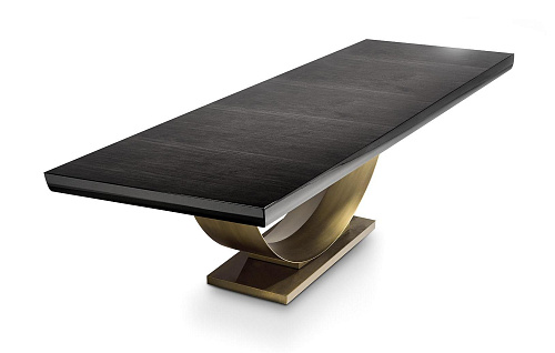 Vaste tafel met glanzend blad en gebogen bronzen onderstel